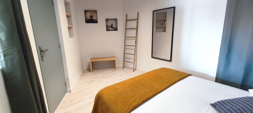 chambre à l'étage de la maison de vacances