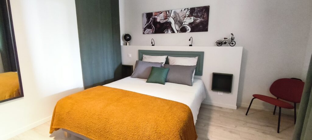 chambre à l'étage de la maison d'ôtes