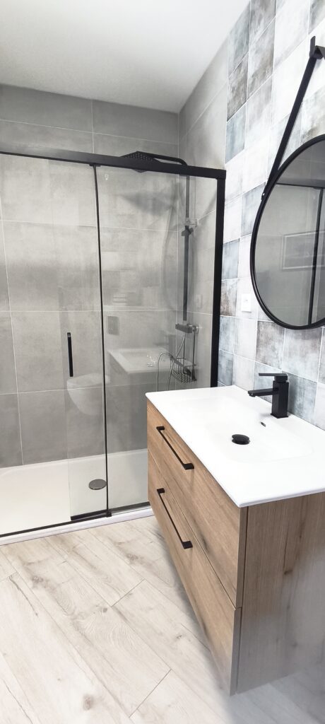 douche à l'étage de la grange de junas