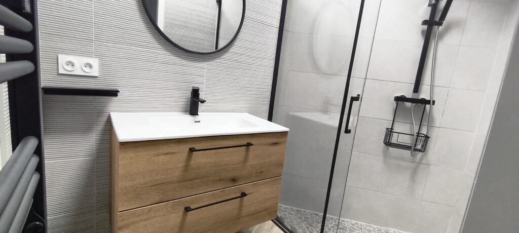 douche rez de chaussée de notre hébergement à Junas